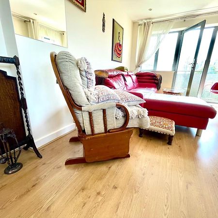 Luxury 2 Bedroom Apartment- Lake View - Free Parking - Wembley Stadium 5Km Лондон Екстериор снимка
