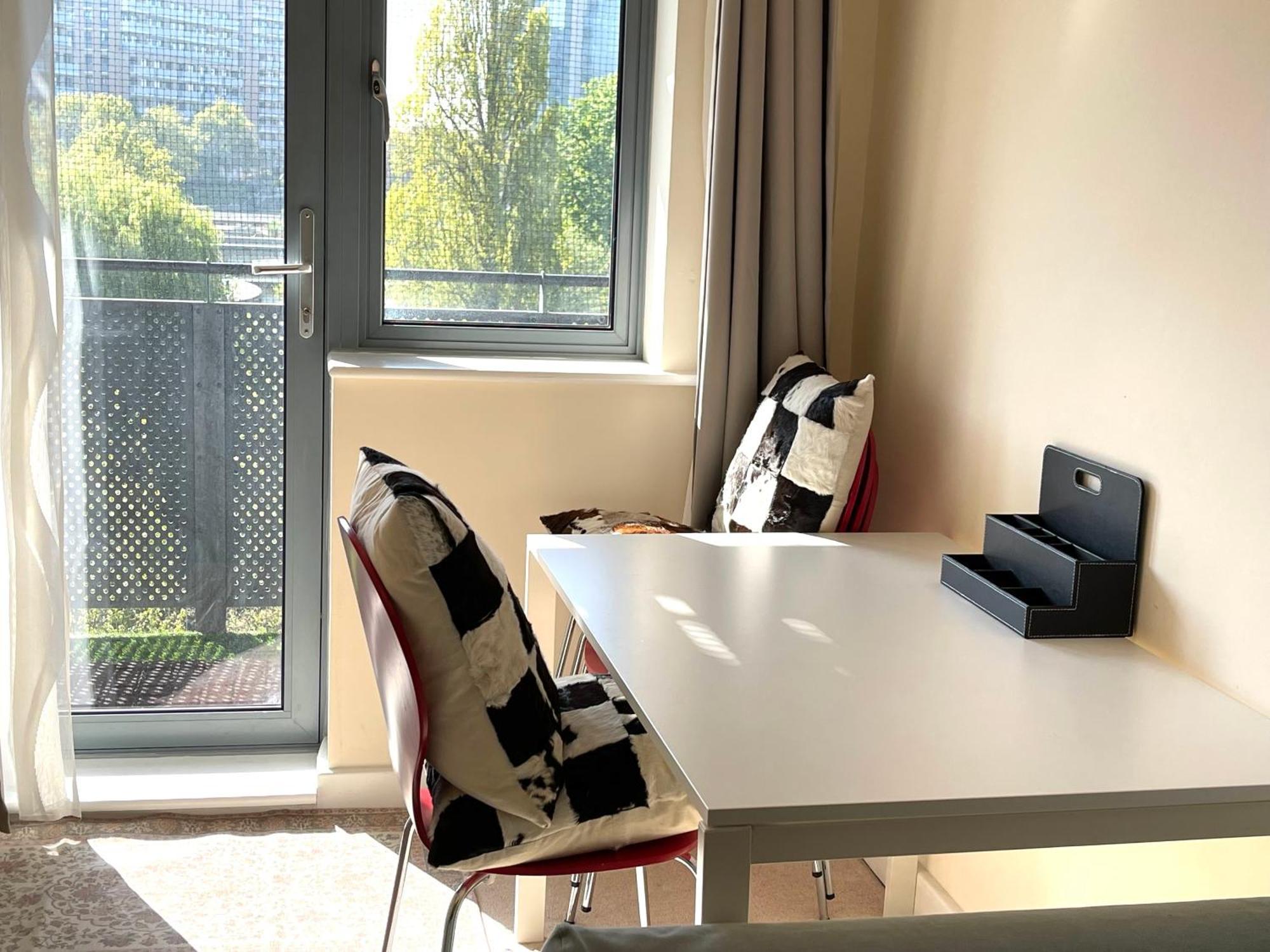Luxury 2 Bedroom Apartment- Lake View - Free Parking - Wembley Stadium 5Km Лондон Екстериор снимка