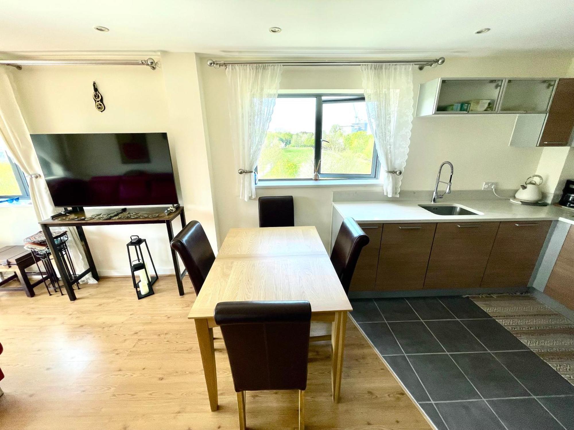 Luxury 2 Bedroom Apartment- Lake View - Free Parking - Wembley Stadium 5Km Лондон Екстериор снимка