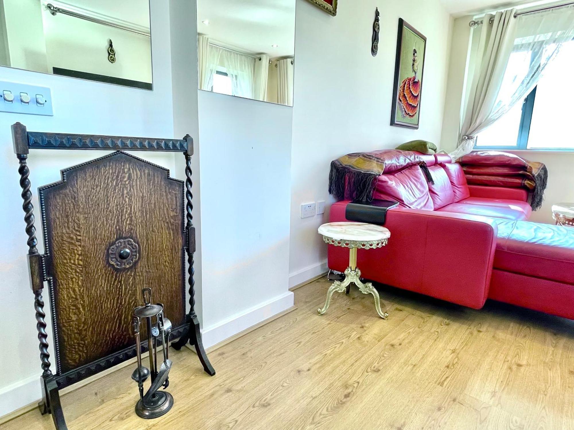 Luxury 2 Bedroom Apartment- Lake View - Free Parking - Wembley Stadium 5Km Лондон Екстериор снимка