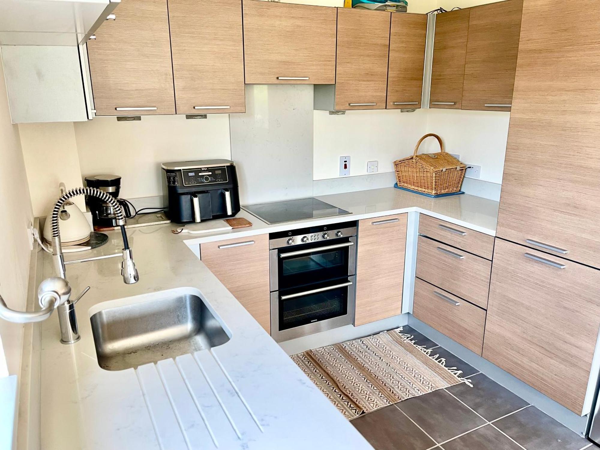Luxury 2 Bedroom Apartment- Lake View - Free Parking - Wembley Stadium 5Km Лондон Екстериор снимка